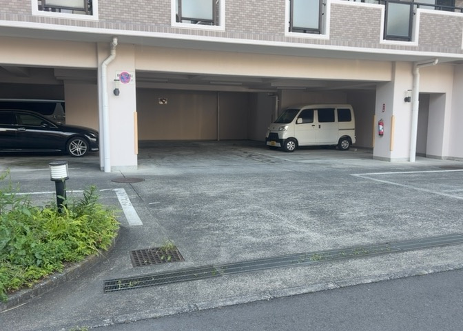 駐車場と明記されていても、最小スペースでつくられた駐車場だと大型車は駐車できなかったり、出入りしにくくなったりする可能性があります。お車のサイズと購入したい物件の駐車場のサイズを現地で確認しましょう。