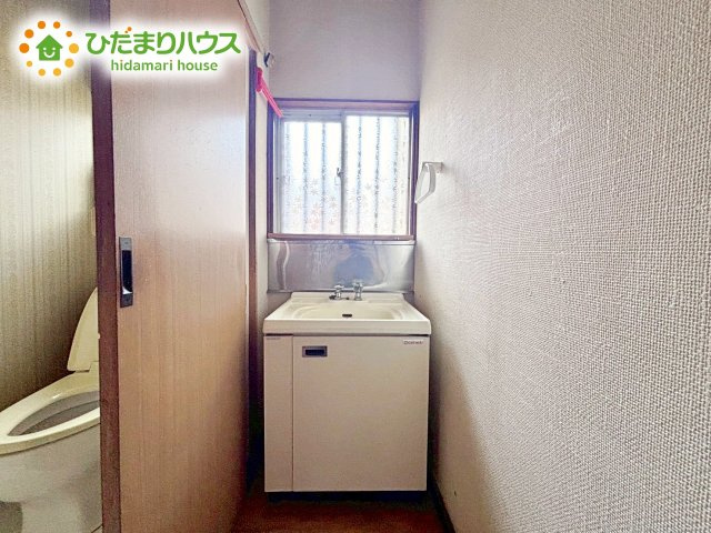 シンプルなデザインで明るく、使いやすい洗面所。