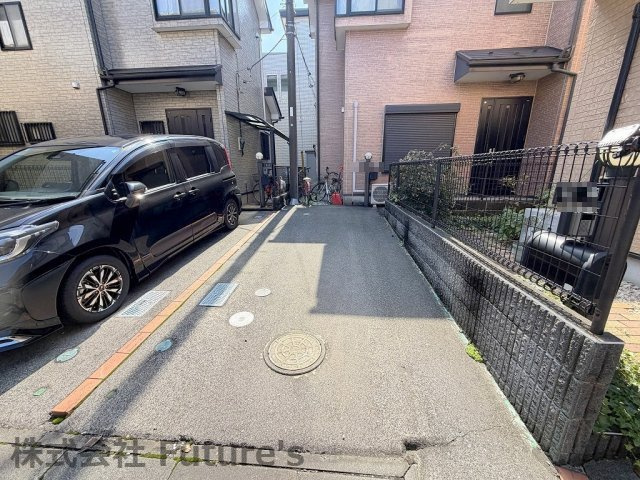 カースペース1台分付き。乗用車でもしっかりと駐車出来ます！