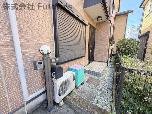 玄関アプローチ。シャッターがついているので防犯面も安心ですね♪