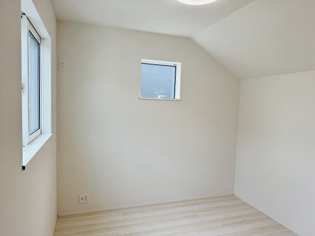 ～2階リビングに隣接している5.0帖の洋室です～