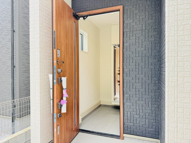 ～玄関は安心のWロックキーを採用～