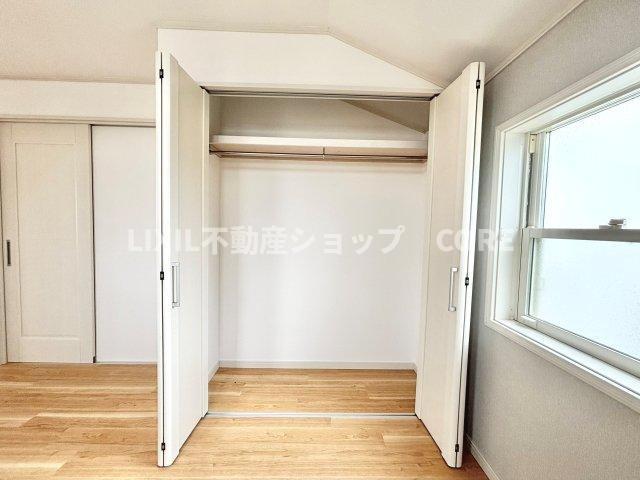奥行きもあるので、収納ボックスをそのままクローゼットの中へ。部屋にものが出ずスッキリ。