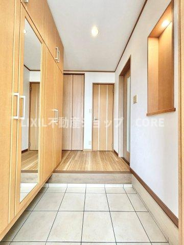 「おかえり」と「ただいま」が交差するお家の顔とも言える場所は爽やかで心地良い空間となっています。