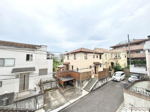 気持ちのいい空が見渡せる広いバルコニー。通風・採光にも優れ、心地よい光と風があふれています。