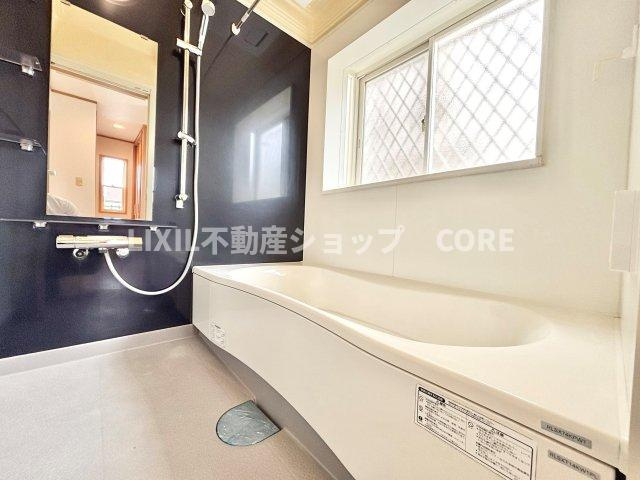 ゆったり入れる一坪バス。足を伸ばして入れるサイズは一日の疲れを癒すのに嬉しい広さですね。