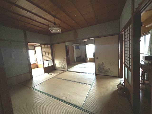 続き間として利用可能な和室。襖を開放して一体的な空間を確保