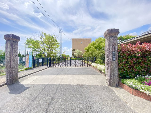 旭中学校♪周辺に小、中学校がありお子様も住みやすい環境です♪
