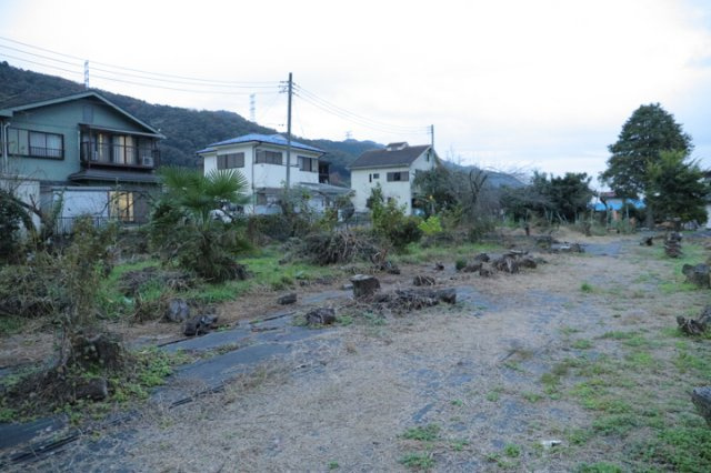 土地購入を検討されている場合、境界杭がない状態で購入してしまうと境界確定測量をする必要があり、費用がかかります。購入の前に、売主、隣土地所有者立ち合いのもと境界を確定し境界杭を設置するのがベストです。
