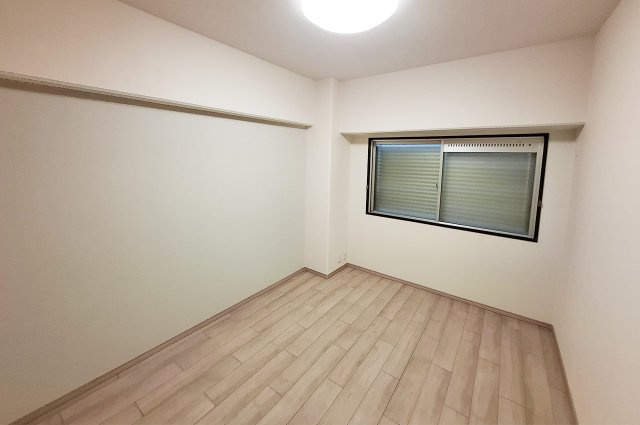洋室1：クロスやフローリングを貼替えるなどリフォーム済み。アクセントクロスも新調しています。