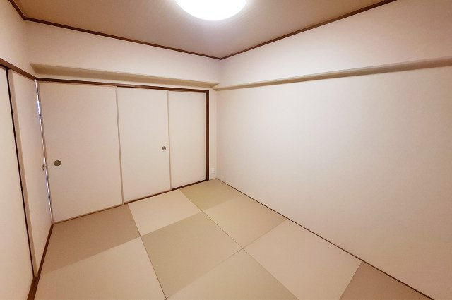 和室：半帖畳新調、クロスと襖を貼替え済み。