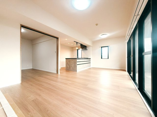 17．0帖のリビングになります♪南、東向きバルコニーに面しており、日当たり良好です♪