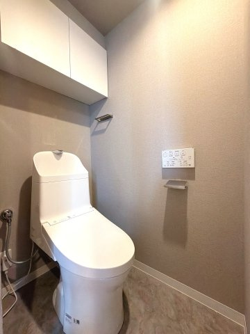 温水洗浄機能付きトイレになります♪