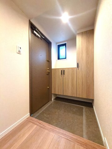 シューズボックス付き玄関になります♪