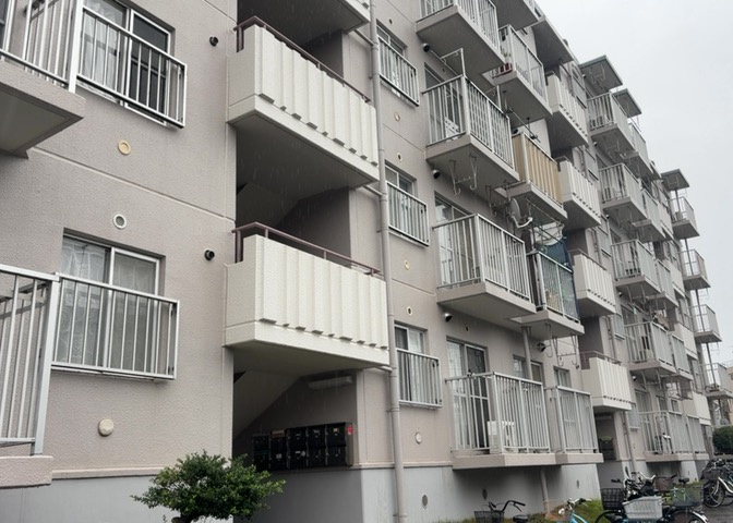 外観はマンション管理がされているかの目安になります。築年数が古いと、壁面は劣化してひび割れが生じることも！建物が古びていても細かいところが修繕されていると、きちんと管理されているなぁと感じるでしょう。