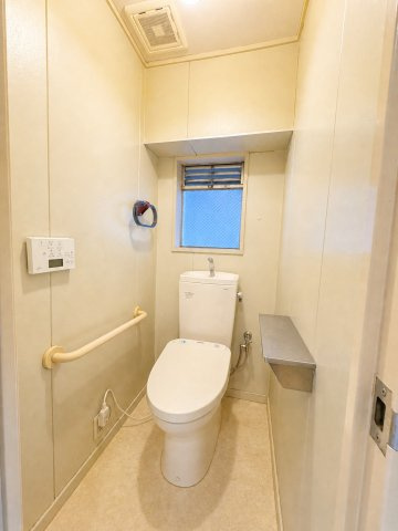 落ち着いた色調のトイレです