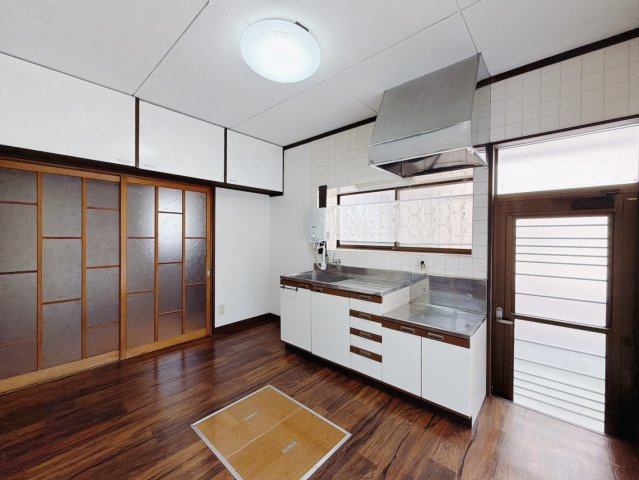 ■キッチン｜独立キッチンのメリットは人目を気にせずお料理が出来ることです！来客時にも手元を見られない安心感があります。収納棚を設けてスッキリしたキッチンに変身可能です♪