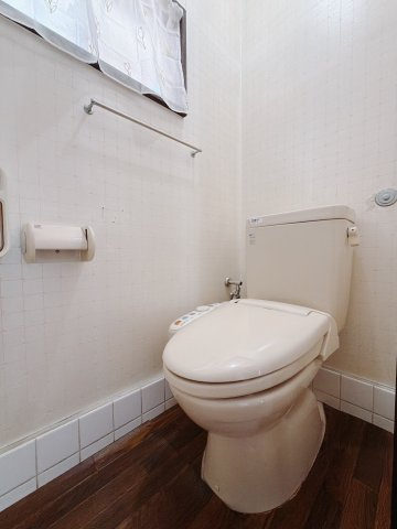 ■トイレ｜白を基調とした清潔感溢れるトイレになっています。トイレには窓がついていますので常に換気をすることができ清潔を保てます。