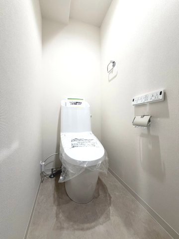 トイレには快適な温水洗浄機能付