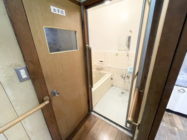 多くの戸建て住宅で見かける洗面脱衣所は、洗面台と洗濯機が2畳ほどのスペースに並べられていて、洗面所が脱衣所を兼ね備えている間取りが一般的です。お客様が利用することもある、パブリックな空間でもあります。