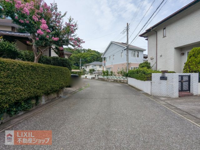 【前面道路／現地完成写真】前面道路はゆったりしていて、車両のすれ違いや車庫入れが楽です。