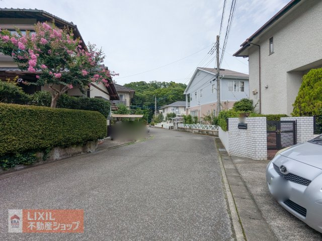 【前面道路／現地完成写真】前面道路はゆったりしていて、車両のすれ違いや車庫入れが楽です。