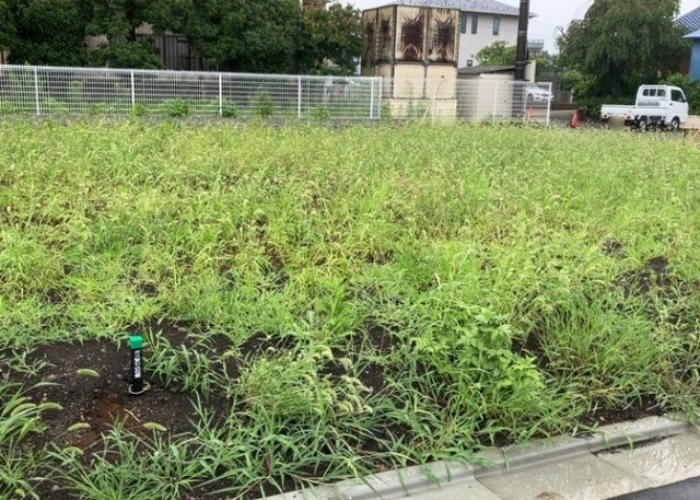 土地の面積＝住宅面積ではありません。建ぺい率の問題などで、土地のある場所によって住宅を建てられる面積は限られています。高さもしかり、「土地」という言葉の中には、建築条件も含まれると考えておきましょう。