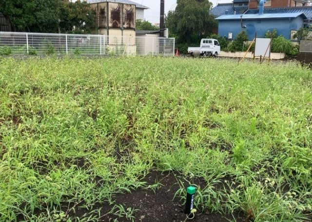 家を建てる場合、方位は要チェックです。現実的に日当たりのよい家ならばリビングは南側、建築基準法でも北側に当たる家への配慮は求められています。土地を見学に行く際は、方位磁針を持って行くようにしましょう。