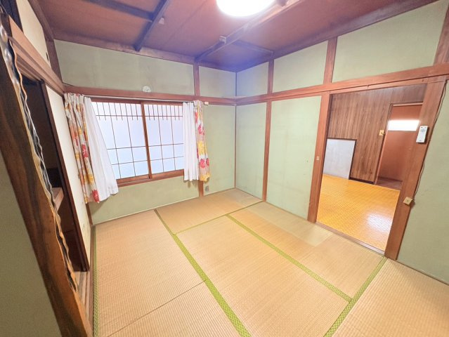 和の趣を感じられる居心地の良い和室です。ダイニングとのつながりが良く、食後のくつろぎスペースやお子様の遊び場としても活躍します。畳ならではのやさしい肌触りが心地よく、幅広い年代に親しまれる空間です。　