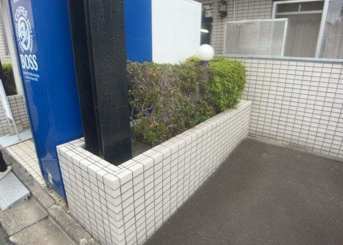 中庭（パティオ）とは、一つの建築物の内部に設けられた、壁などで囲われている庭のことを指します。コの字型、ロの字型が主流ですが、L字型の中庭もあります。最近では、インテリア性の高さからも人気があります。