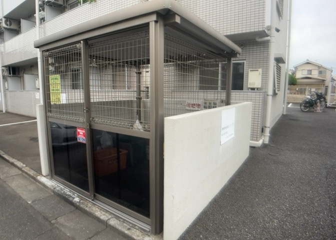 共有部分は、住民なら誰もが使える設備のこと。例えば駐車場やエレベーター、インターネット設備、セキュリティ設備などがあります。他にも、マンションの廊下・外部階段やエントランス・ゴミ置き場などがあります。