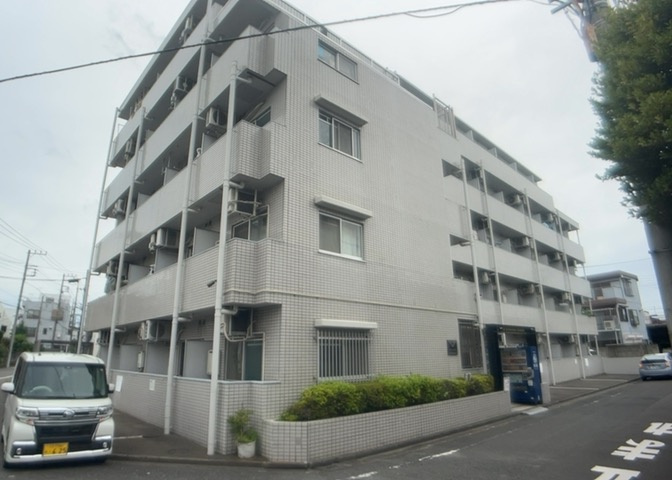道幅が広い場所は日当たりや風通が良好です。幅が広いのですれ違いも可能ですし大きな車でも駐車可能！一方で、大型車が通ることも多くなるため交通量の増加により騒音に繋がります。また土地の値段が高くなります。
