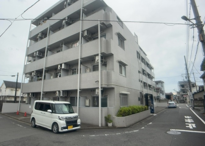 ＲＣ造、Reinforced　Concreteは直訳すると補強されたコンクリートです。主に柱や梁・床・壁が鉄筋とコンクリートで構成おり、鉄筋を組んだ型枠にコンクリートを流し込んで固めたものを指します。