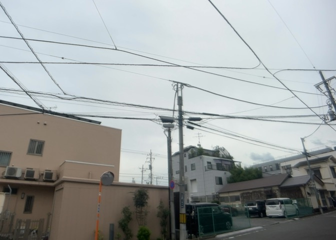 眺望を気にして物件を探す場合、前面に建物が建っていないか現地で確認しましょう！前面に建物があると景色はもちろん、日当たりや風通しにも影響が出てきます。住んだ時のことを想像しながら現地見学をしましょう。