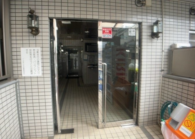 玄関は家の顔でもあり、家族以外の目にも止まる場所です。玄関は外との間を仕切る扉、靴などをしまっておく収納スペース、靴脱ぎのたたきスペース、来客とのやり取りをするドアホンなど複数のアイテムからなります。