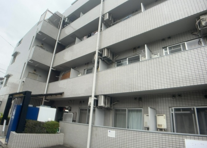 共用部分は、一棟の建物に住む区分所有者全員が共同で所有するとし、共用部分の管理、補修などは、区分所有者で形成される管理組合が行います。個人の判断で勝手に変更することはできませんので覚えておきましょう。