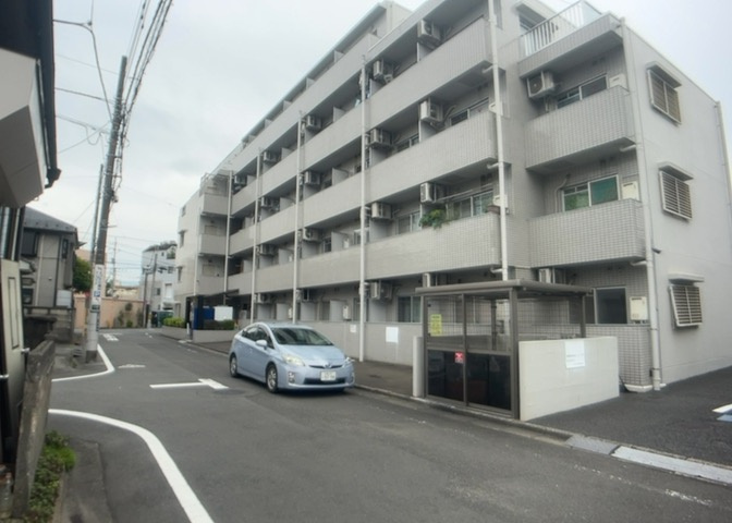 外観はマンション管理がされているかの目安になります。築年数が古いと、壁面は劣化してひび割れが生じることも！建物が古びていても細かいところが修繕されていると、きちんと管理されているなぁと感じるでしょう。