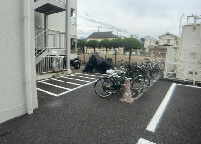 車一台あたりに必要なスペースは、標準サイズの普通自動車で横幅2m50cm、長さ5mは必要になります。ただし、乗降のことも考慮して横幅3m30cm、長さ5m50cmほどは確保できるところを選びましょう。