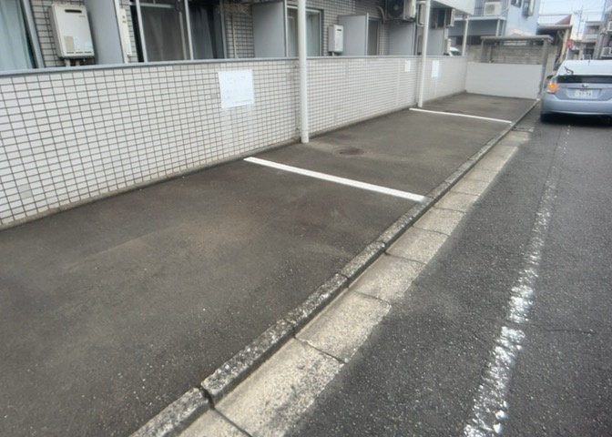 駐車場と明記されていても、最小スペースでつくられた駐車場だと大型車は駐車できなかったり、出入りしにくくなったりする可能性があります。お車のサイズと購入したい物件の駐車場のサイズを現地で確認しましょう。