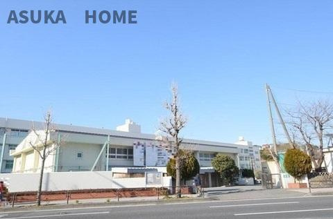 横浜市立港南中学校まで820m　の徒歩11分です。通学にも負担が少ないですね。