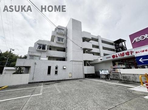マンションの周辺は開放感があり、隣にはまいばすけっとがありますね。