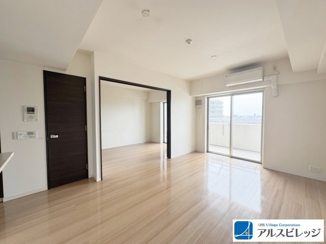 南面バルコニーにつき陽当たり良好！　洋室を開放すると広々空間に！