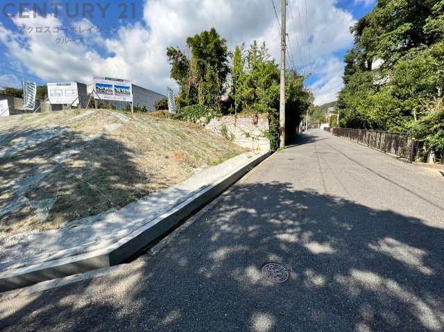 越木岩神社の西側道路向かいの立地となります。