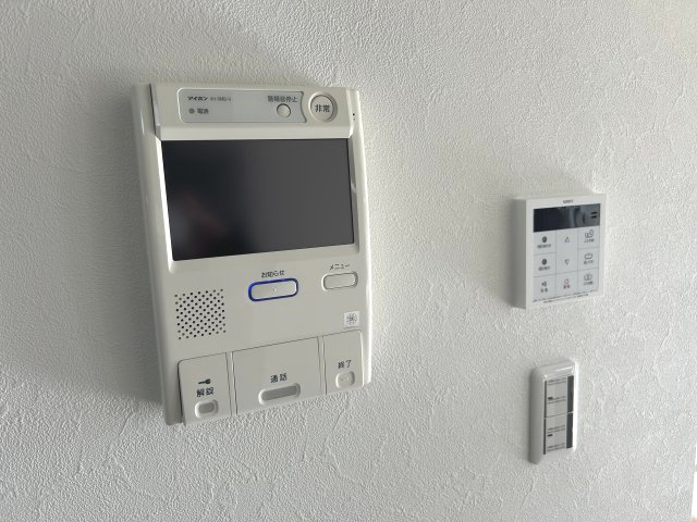 玄関のドアを開けることなく来客の顔や声を確認できるので安心して対応できますね。
