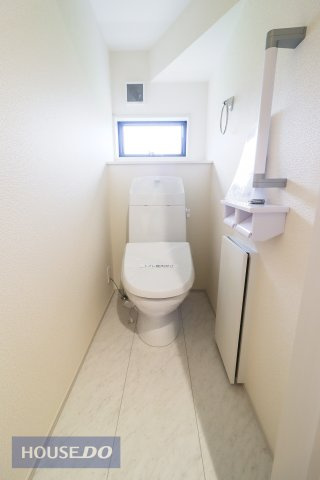 【トイレ】現地完成写真。温水洗浄暖房便座付き。