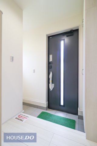 【玄関】現地完成写真。ゆったりと明るい玄関がご家族や来客をお出迎え。