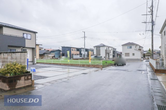 【前面道路】現地完成写真。道幅や駐車など、ご確認ください。