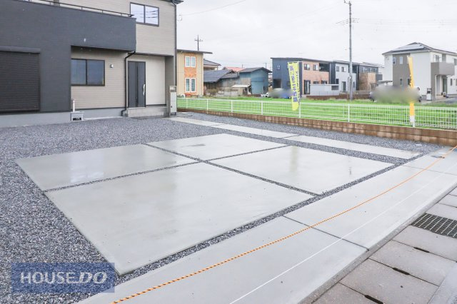 【駐車スペース】現地完成写真。ゆったりとした駐車スペースです。