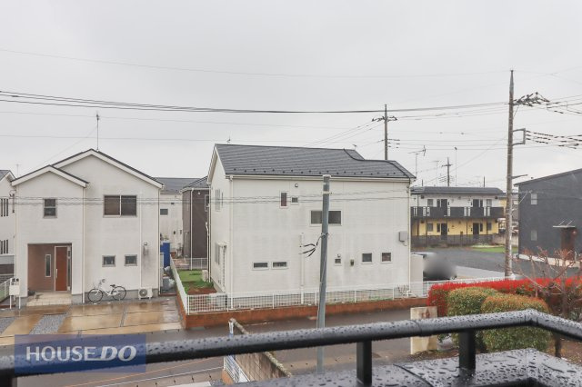 【建物からの眺望】現地完成写真。バルコニーからの景色。十分な間隔が確保されております。