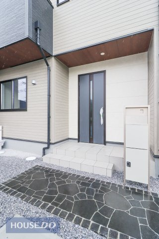 【エントランス】現地完成写真。ゆったりとした玄関。奥行きのあるポーチで雨の日も安心です。